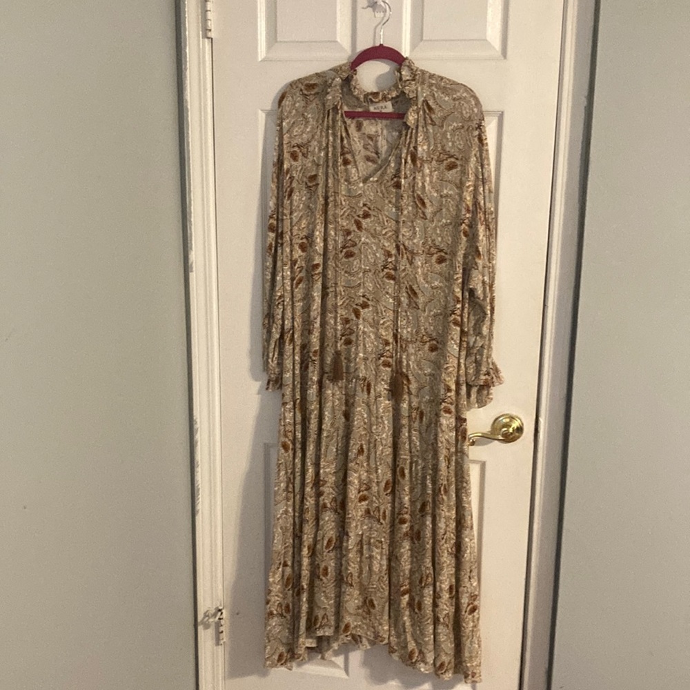 Size small Aura dress. Paisley design; worn twice Wore this for family pictures!